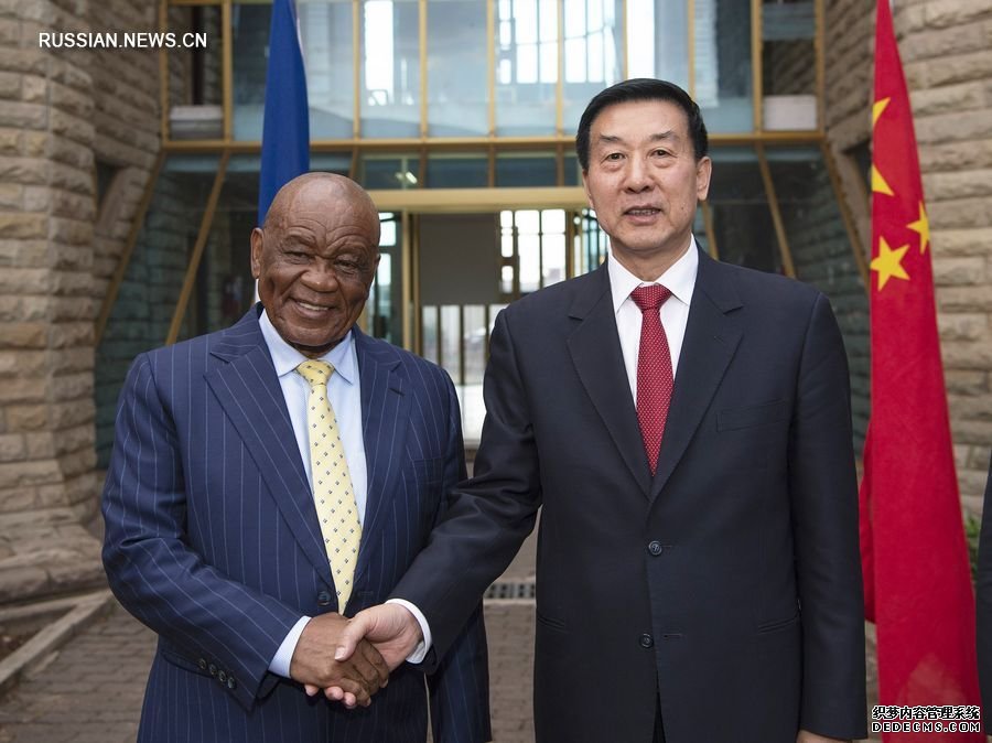 13 декабря, член Госсовета КНР Ван Юн, находящийся в Лесото с визитом, провел встречу с премьер-министром страны Томасом Мотсоахе Табане. /Фото: Синьхуа/